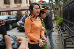 Nữ sinh Nguyễn Thị Hằng sinh năm 1991, sau phin xử phc thẩm vụ n vị hiệu trưởng Sầm Đức Xương mua dm nữ sinh tại H Giang sng 27/01/2010. Photo courtesy of bee.net.vn