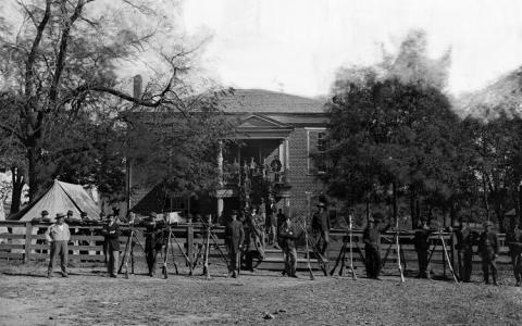 Binh sỹ lin bang tại Appomattox Courthouse, thng Tư 1865