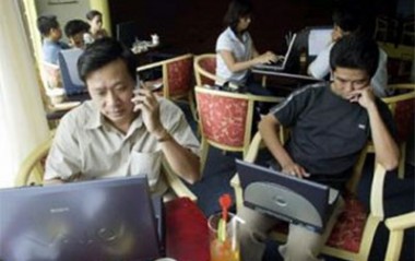 Trong qun cafe internet tại Việt nam.