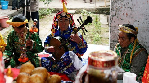 Thực hư chuyện người Việt nhảy ma trong lễ tế M Viện