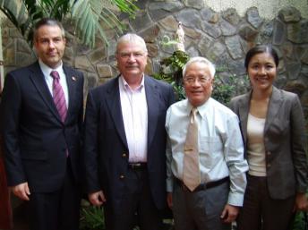 Đại sứ Hoa Kỳ tại Việt Nam Michael Michalak (thứ hai tri sang) đến thăm bc sĩ Nguyễn Đan Quế (thứ hai phải sang), tại nh ring ở Si Gn (04/05/2009)