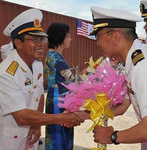 Chỉ huy tu khu trục c tn lửa dẫn đường USS John S. McCain bắt tay với một sĩ quan cao cấp của Hải qun Việt Nam sau khi cập cảng Đ Nẵng, ngy 10/8/2010