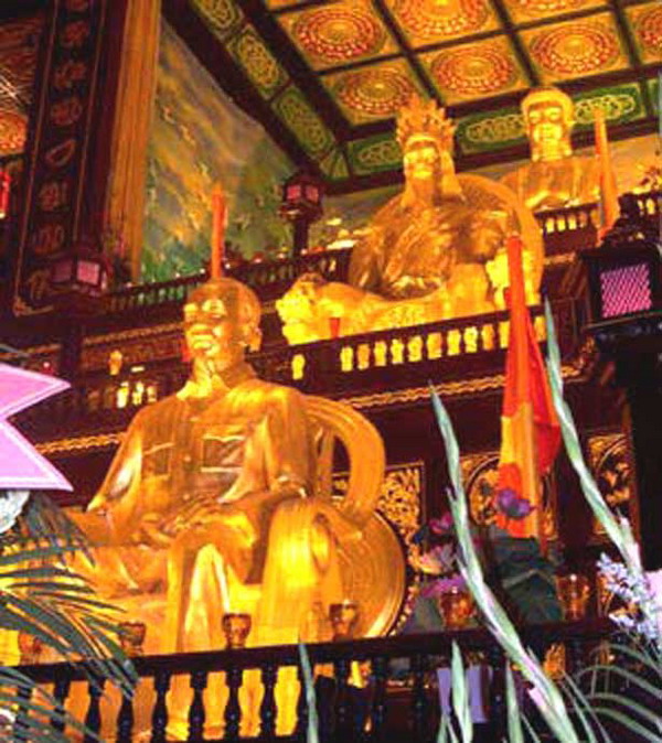 Tượng Hồ Ch Minh trước bn thờ Phật trong Đại Nam Quốc Tự - Bnh Dương
