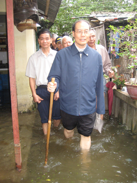Đức TGM Giuse Ng Quang Kiệt chống gậy thăm nhn dn bị lụt năm 2008