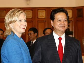 Ngoại trưởng Mỹ Hillary Clinton v thủ tướng Việt Nam Nguyễn Tấn Dũng (Reuters)