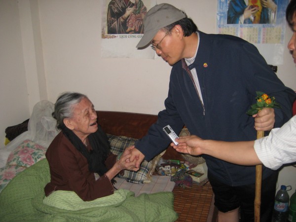 Trận lụt 2008, TGM Giuse Ng Quang Kiệt lội nước đến thăm gia đnh Lm. Alf. Phạm Hng