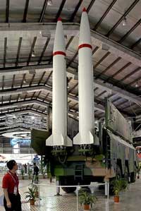 Hệ thống vũ kh tn lửa P12 do Trung Quốc sản xuất tại một cuộc triển lm ở Chu Hải hồi năm 2006. AFP PHOTO / Ted ALJIBE.