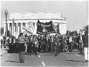 Biểu tnh phản đối chiến tranh Việt Nam tại Memorial Bridge, Washington, D.C., 10/1967