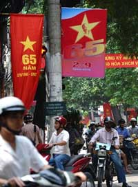 p phch băng rn cho mừng Quốc Khnh 2/9 tại H Nội, ảnh chụp hm 31/8/2010. AFP photo/Hoang Dinh Nam.