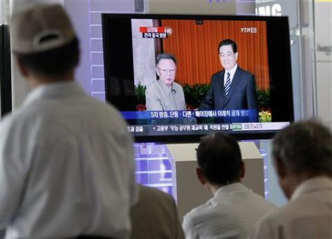 Truyền hnh chiếu cảnh lnh tụ Bắc Triều Tin Kim Jong Il (tri) gặp Chủ tịch Trung Quốc Hồ Cẩm o hm 27/8/2010
