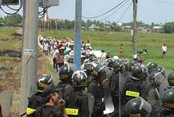 Cảnh st cơ động ngăn cản tang lễ v cướp quan ti cụ b Hồ Nhu ở Cồn Dầu, Đ Nẵng hm 4-5-2010. Hnh do thnh giả gửi đến RFA. 