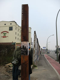 Một đoạn của Bức tường Berlin, ranh giới một thời của sự đổi đời. Photo by Diệu Thomas.