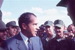 Tổng thống Richard Nixon thăm qun đội Mỹ tại Việt Nam năm 1970. AFP PHOTO.