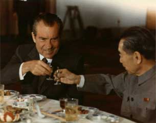 Tổng thống Hoa Kỳ Richard Nixon v Thủ tướng Trung Quốc Chu n Lai tại Bắc Kinh hm 25-2-1972. Photo courtesy National Archives & Records Administration.
