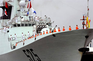 Chiến hạm trang bị tn lửa của Trung Quốc gh cảnh quốc tế ở Philippines  thng 4, 2010