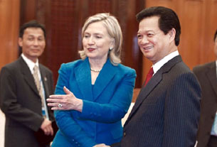 Ngoại trưởng Mỹ Hillary Clinton v thủ tướng Nguyễn Tấn Dũng. AFP