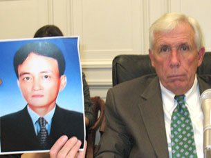 Dn biểu Frank Wolf v ảnh của nạn nhn anh Nguyễn Thnh Năm, người thanh nin bị cng an đnh chết tại Cồn Dầu. RFA 