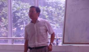 Gio sư Phạm Minh Hong lc giảng dạy cho sinh vin trước đy.