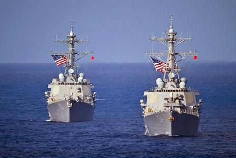 Cc tu khu trục USS McCampbell (DDG 85), tri, v tu khu trục USS Curtis Wilbur (DDG 54) thuộc Hạm đội 7 của Hoa Kỳ