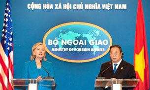 Nữ Ngoại Trưởng Hoa Kỳ Hillary Clinton v Ph Thủ Tướng kiệm Bộ Trưởng Ngoại Giao Việt Nam ng Phạm Gia Khim
