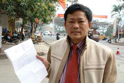 Luật sư Trần Đnh Triển cầm l đơn ku cứu của bị co Nguyễn Thị Thanh Thy gửi cho ng hm 20-01-2010. Photo courtesy of Vietnamnet.vn