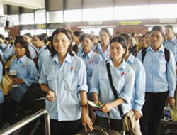 Nữ cng nhn Việt Nam chuẩn bị ln đường lao động ở nước ngoi. Photo courtesy of xaluan.com
