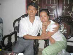 Vợ chồng Bc sĩ Phạm Hồng Sơn - Vũ Thy H, hnh chụp hm 30-8-2006. Photo courtesy of  Free News Agency.