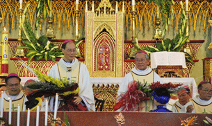 Đức Tổng Gim mục Giu Se Ng Quang Kiệt (tri) v Đức Tổng Gim mục ph Ph r Nguyễn Văn Nhơn tại nh thờ chnh ta H Nội hm 7 thng 5 năm 2010. Photo courtesy Vietcatholic.