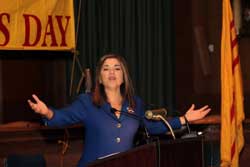 Dn biểu Loretta Sanchez, của Tiểu Bang California pht biểu tại Lễ Kỷ niệm lần thứ 16 Ngy Nhn quyền cho Việt Nam hm 11/05/2010 ở trụ sở Quốc hội Hoa Kỳ. RFA PHOTO/DOLINH