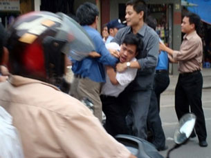 Vietnam, sinh vin Nguyễn Tiến Nam biu tnh chống Trung Quốc bị  an ninh mặc thường phục đn p, 2008. AFP/VietTan