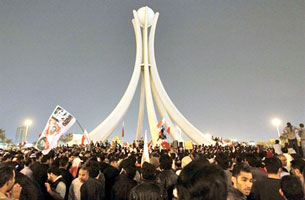 Bahrain, hng ngn người biểu tnh đng trụ ngy đm ở quảng trường Pearl đi thay đổi chế độ. AFP